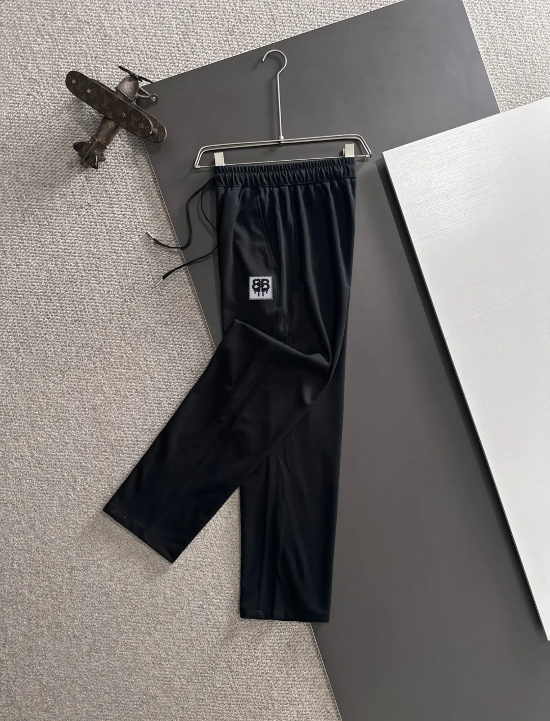 The next day shipped P195 Balenciaga 2026 summer New Arrival elastic casual pants, counter custom fabric Breathable high comfort, impeccable details, brand elements design concept, reflecting high quality. The hand feels delicate and soft! Casual cuts and awesome upper body! Sizes: S-3XL